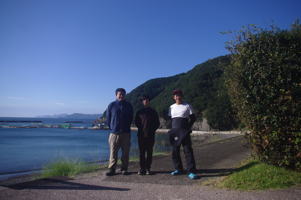 左から、松井さん、サバトさん、カヤックガイドの森田さん。