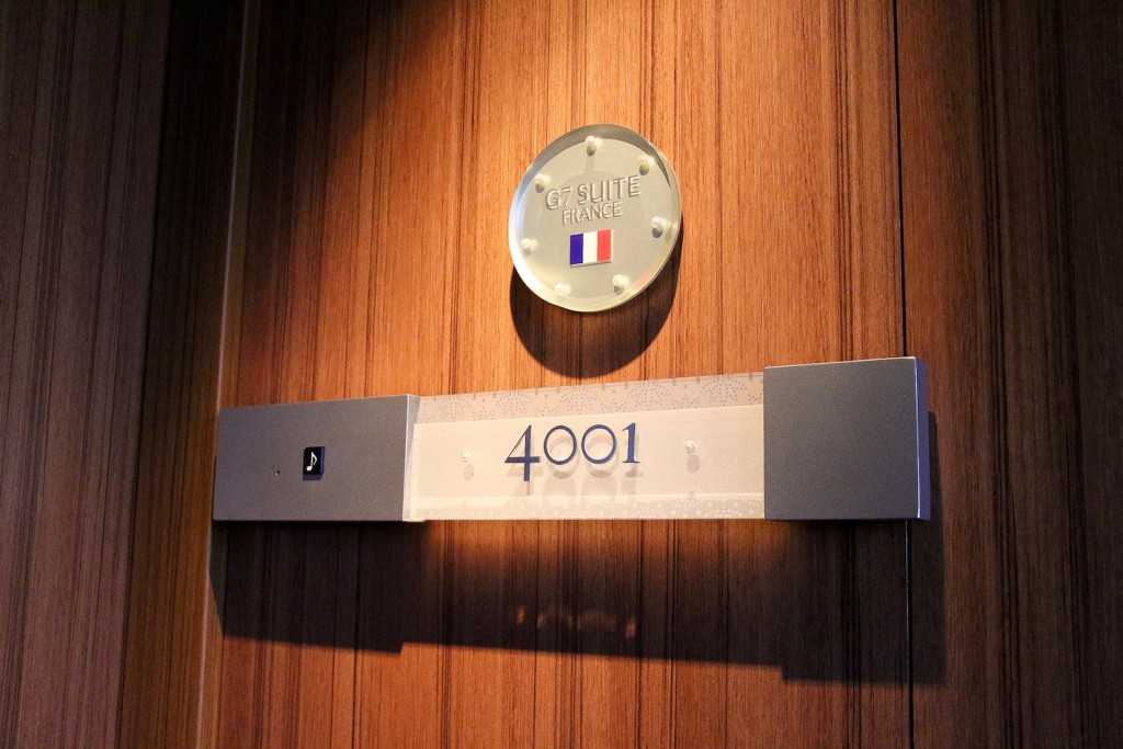 フランス国旗のマークが。いざ、部屋の中へ。