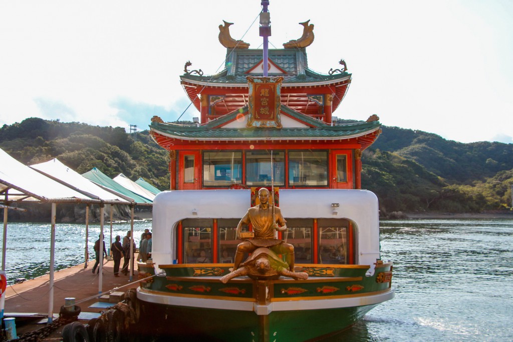 龍宮伝説に登場する「浦島太郎」「乙姫様」「亀」「鯛」「ヒラメ」「エビ」などの立体装飾が施された船体。