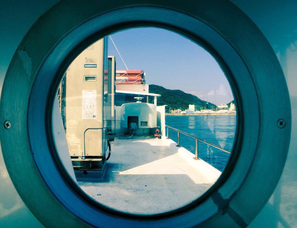 船内の窓から外をのぞき見。