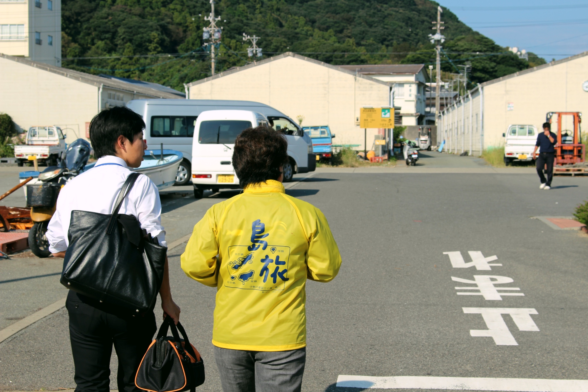 鳥羽市企画財政課移住定住係の中村風太さん（写真左）と、島の旅社の山本加奈子さん（写真右）。