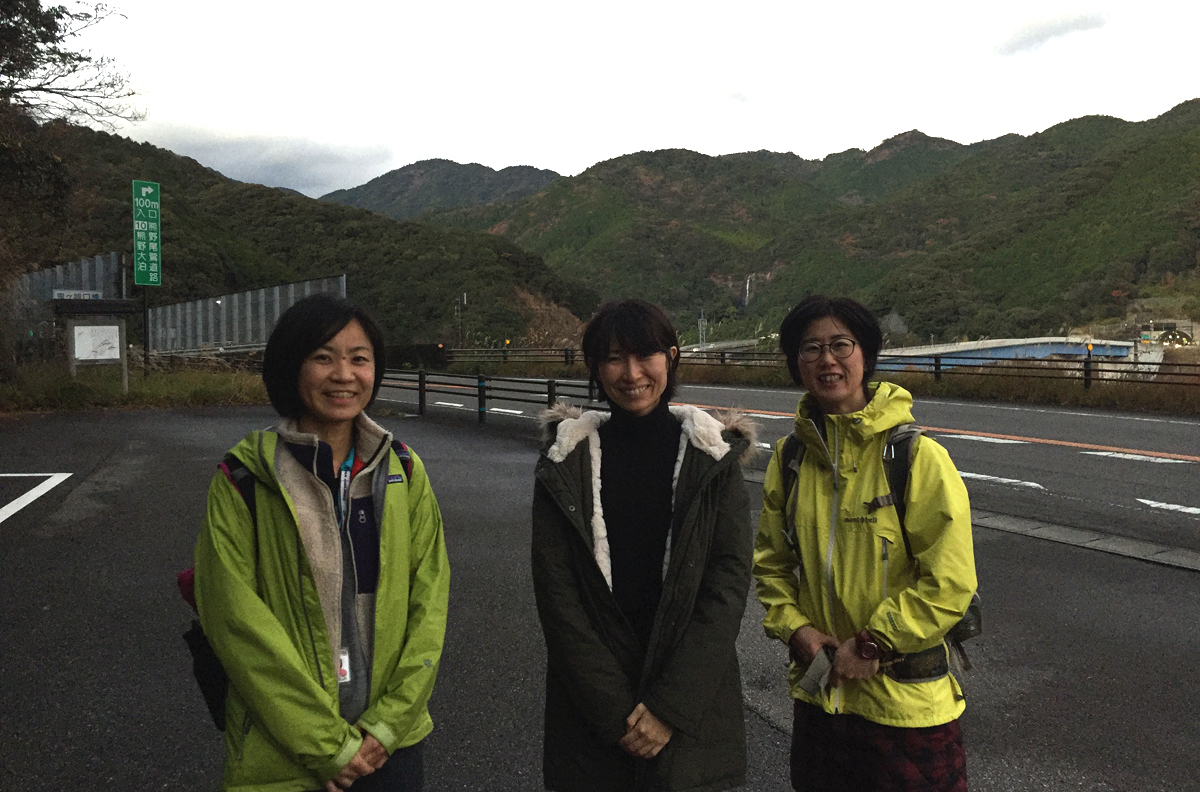 右は熊野をガイドしていただいたkumateng（奥熊野グリーン・ツーリズム）山崎さんと、左は東紀州地域振興公社の川村さん。真ん中は筆者。