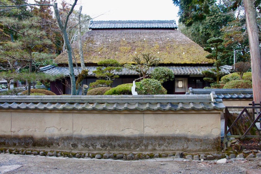 忍者屋敷は塀に囲まれていて、一昔前までは伊賀市内の各所にそのまま残されていたそうです（公開されていません）。