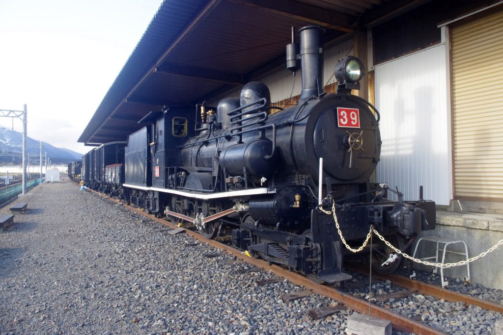 展示されている蒸気機関車や貨車。