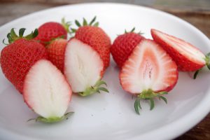 右の赤い果が「よつぼし」。左の白っぽい実は「かおりの」。